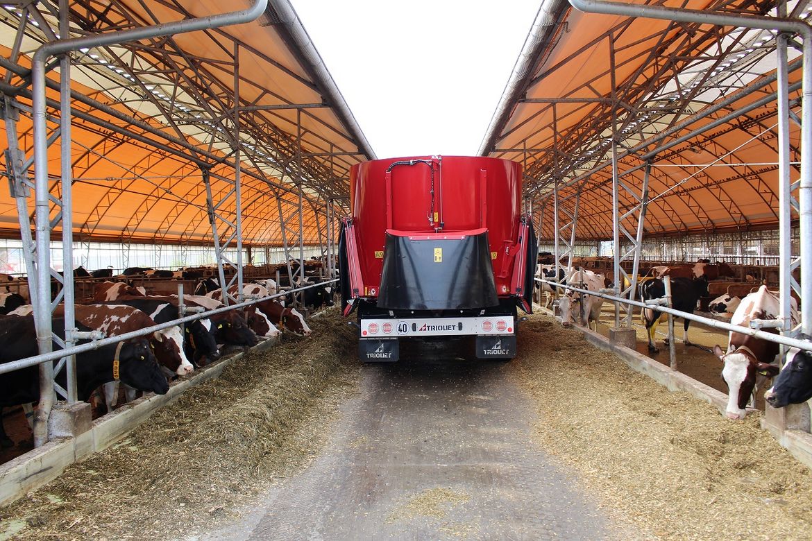 selbstfahrender Futtermischwagen mit Dosierschieber an der Rückseite Futtermischer