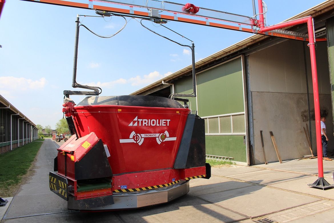 Triomatic, der fahrende Futterroboter Futterroboter, Futter-Roboter, fahrender Roboter, automatische Fütterung, Fütterungsroboter, Bodenantrieb Futtermischwagen Futtermischer
