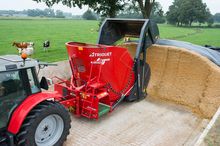 triomix-selbstladender-futtermischwagen-verteilwagen-mischwagen-kühe-füttern