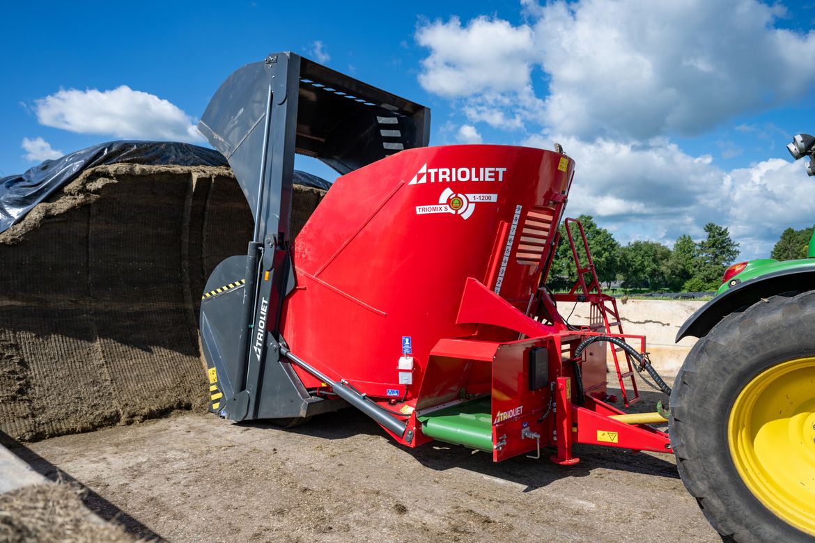 Selbstladender Futtermischwagen Futtermischer Triomix Futterwagen Selbstlader Selbstbefüller Ausdosiersystem Trioliet
