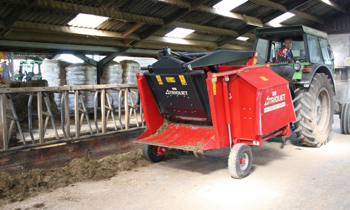 Futter verteilwagen, Futterverteilwagen, siloblockschneider, verteilgerät, Siloblockschneider, Schneidzange, Futterverteiler, Blockverteilwagen selbstlader Ausdosierwagen