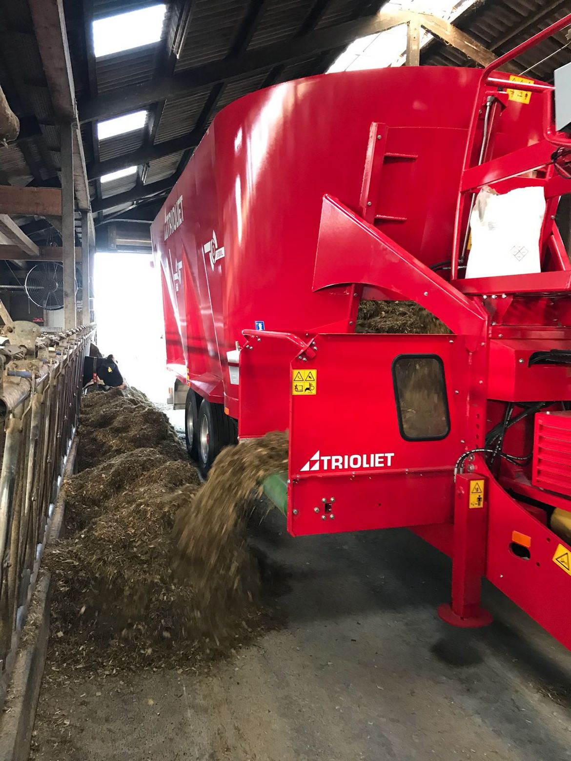 Futtermischer Futtermischwagen ausdosieren Milch 