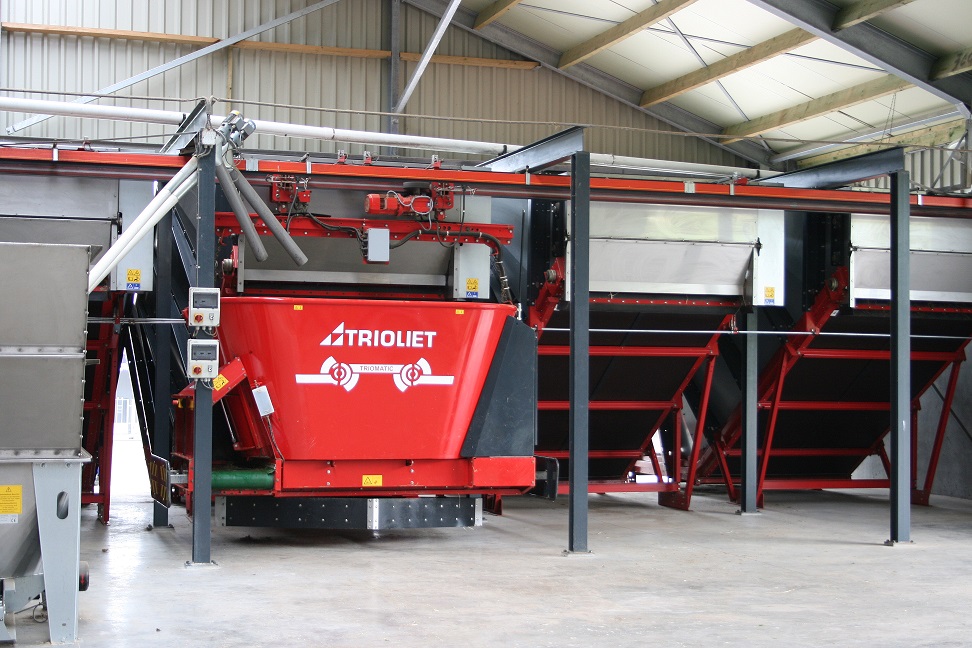 Triomatic, der fahrende Futterroboter Futterroboter, Futter-Roboter, fahrender Roboter, automatische Fütterung, Fütterungsroboter, Bodenantrieb Futtermischwagen Futtermischer